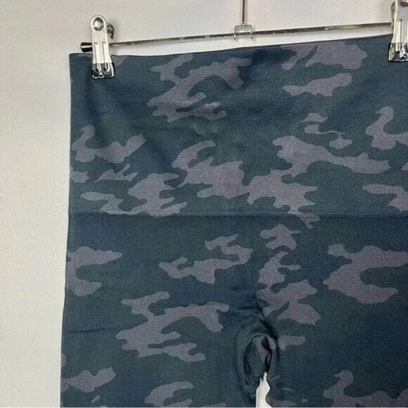 Spanx Look At Me Now Seamless Cropped Camo Leggings L - Picture 4 of 5